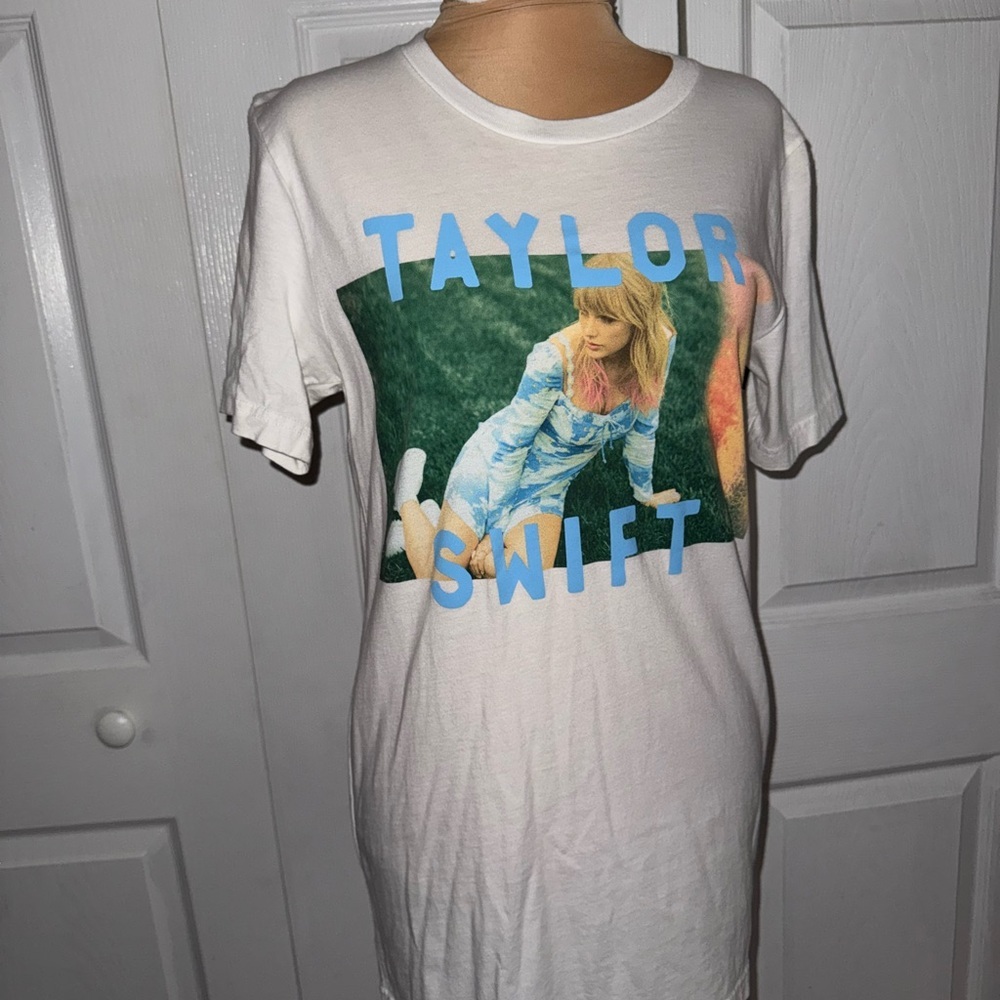 Taylor Swift‎ Tee NWOT Size Small